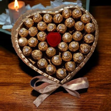Een haart vol met Ferrero en in het midden een ringdoosje in de vorm van een roos