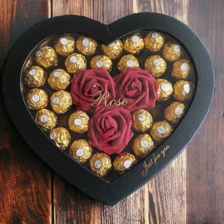 Ferrero Rocher op een hart en in het midden 3 roden foam rozen