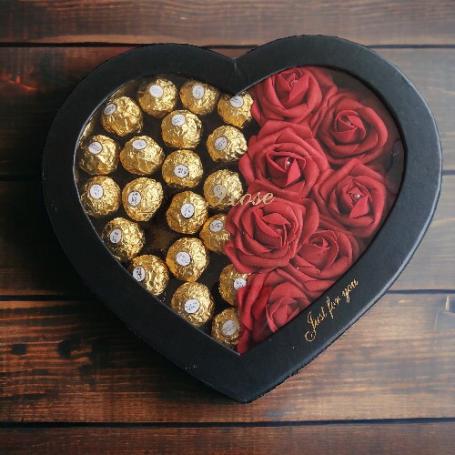 Een hart met aan de ene helft Ferrero Rocher en aan de andere kant rode rozen