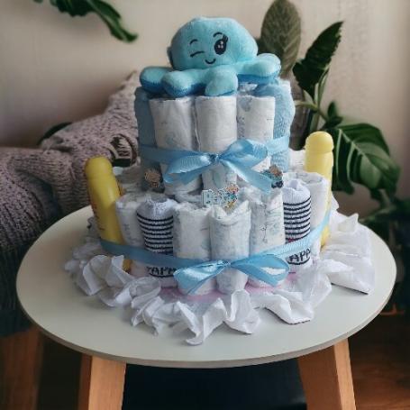 luiertaart met octupus blauw bovenop, 2 paar sokjes als kaarsjes en 2 flessen Zwisal, shampoo en wascreme zeepvrij