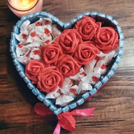 Raffaellos op een hart met in het midden 3 roden rozen