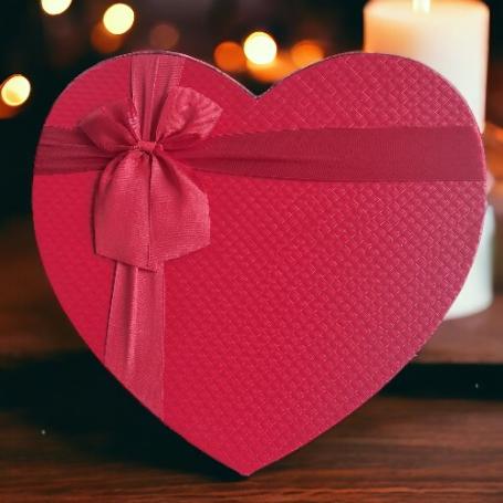 Rode hartvormige geschenkdoos met rode strik