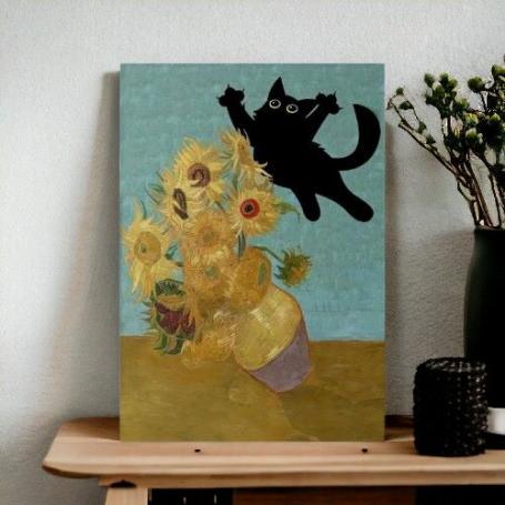 Vaas met zonnebloemen die omvalt  door kat die ertegen springt